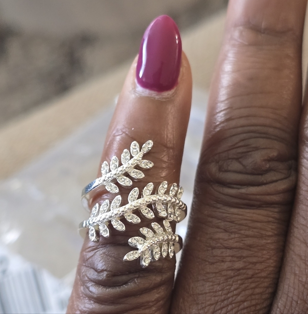 Macy's Elegant Silver Leaf Ring Size 5 Women Cubic Zirconia Rhinestones New - Picture 3 of 9